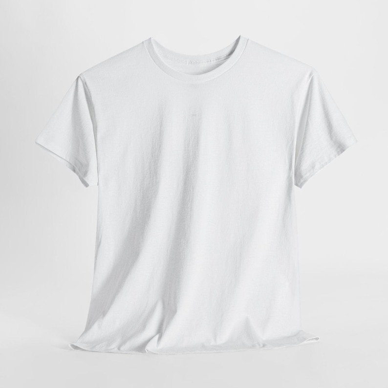 Puede incluir: Una camiseta blanca lisa con cuello redondo. La camiseta de manga corta est&aacute; hecha de una tela suave y opaca. La camiseta se muestra sobre un fondo blanco.