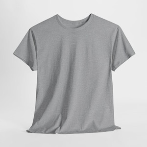 Puede incluir: Una camiseta gris jaspeada con cuello redondo. La camiseta de manga corta est&aacute; hecha de un material suave y tiene un ajuste relajado. Un b&aacute;sico de armario.