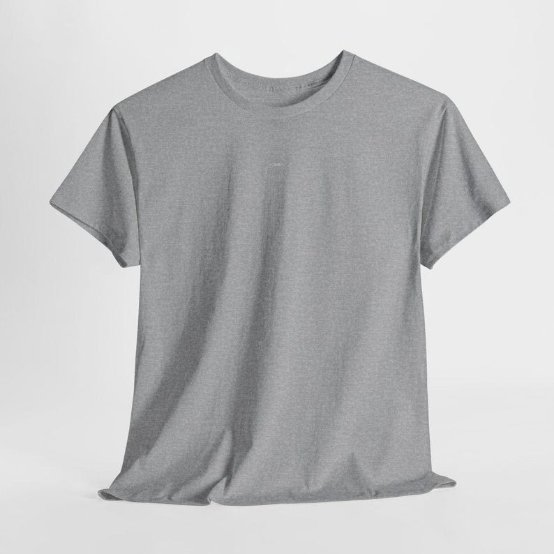 Puede incluir: Una camiseta gris jaspeada con cuello redondo. La camiseta de manga corta est&aacute; hecha de un material suave y tiene un ajuste relajado. Un b&aacute;sico de armario.