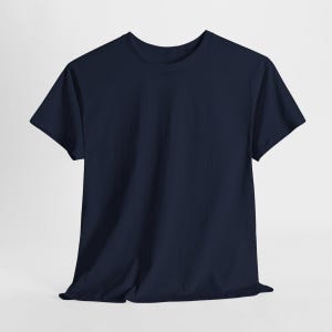 Puede incluir: Una camiseta azul marino de manga corta y cuello redondo. La prenda tiene un dise&ntilde;o sencillo y cl&aacute;sico. La tela parece suave y c&oacute;moda, adecuada para el uso diario. La camiseta se presenta sobre un fondo neutro.