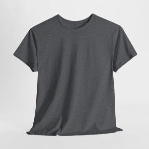 Puede incluir: Una camiseta gris oscuro de manga corta. Tiene cuello redondo y un dise&ntilde;o sencillo y cl&aacute;sico. La tela parece ser un material suave y jaspeado.