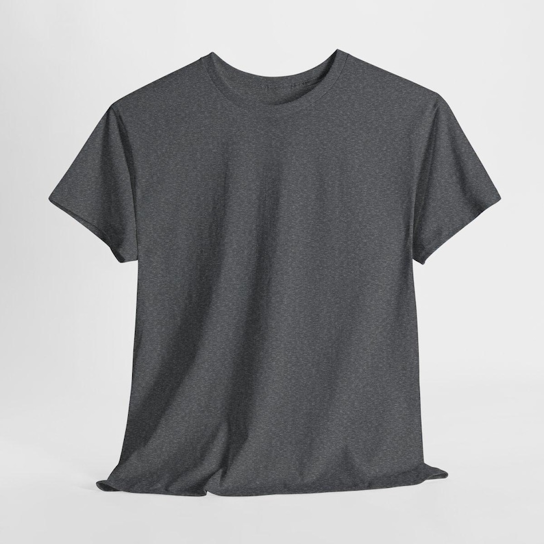 Puede incluir: Una camiseta gris oscuro de manga corta. Tiene cuello redondo y un dise&ntilde;o sencillo y cl&aacute;sico. La tela parece ser un material suave y jaspeado.