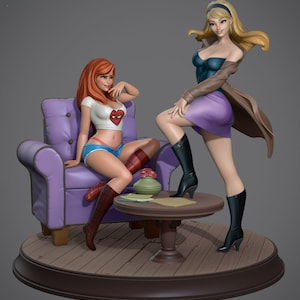 Może przedstawiać: Szczegółowa figurka przedstawiająca dwie postacie żeńskie. Jedna siedzi na fioletowym fotelu, ubrana w białą bluzkę z sercem i niebieskie szorty. Druga stoi, ubrana w niebieski top, fioletową spódnicę i brązowy płaszcz, z czarnymi butami. Obecny jest również mały stolik i wazon.