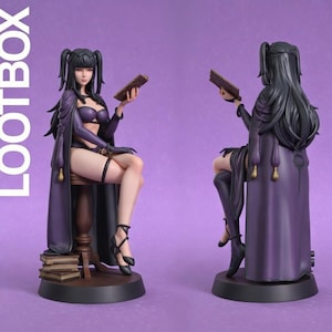 Könnte beinhalten: Eine lila Figur einer Frau mit schwarzen Haaren, die ein lila Outfit trägt und ein Buch hält. Die Figur sitzt auf einem Hocker mit einem Stapel Bücher an der Basis. Der Text "TURNTABLE LOOTBOX" ist vertikal auf der linken Seite aufgedruckt.