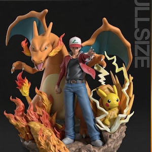 Könnte beinhalten: Eine lebensgroße Figur mit einem Charizard, Pikachu und einem Trainer. Das Charizard ist orange mit blauen Flügeln, und der Trainer trägt eine rote Jacke und blaue Jeans. Die Basis hat Flammen und das Wort "TURNTABLE" ist sichtbar.