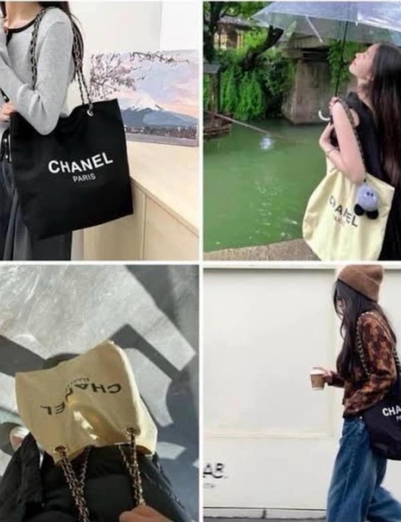 Puede incluir: Un bolso tote de lona en color negro o crema con el texto CHANEL PARIS en letras blancas o negras. El bolso incluye una correa de hombro de cadena y una silueta rectangular, mostrado en varios entornos con diferentes atuendos.