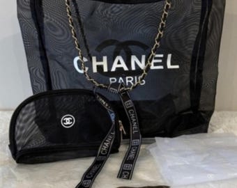 Bolso tote de malla vintage Chanel GWP con neceser a juego y cinta. Excelente estado.