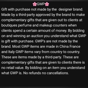 Puede incluir: Un gr&aacute;fico informativo negro con texto blanco que dice: GWP. Regalo con compra no fabricado por la marca de dise&ntilde;o. Fabricado por un tercero aprobado por la marca para crear regalos complementarios que se entregan a los clientes en las boutiques.