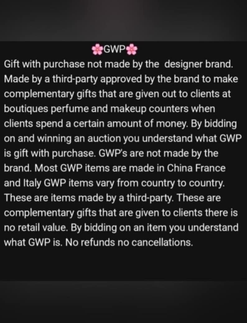 Puede incluir: Un gr&aacute;fico informativo negro con texto blanco que dice: GWP. Regalo con compra no fabricado por la marca de dise&ntilde;o. Fabricado por un tercero aprobado por la marca para crear regalos complementarios que se entregan a los clientes en las boutiques.