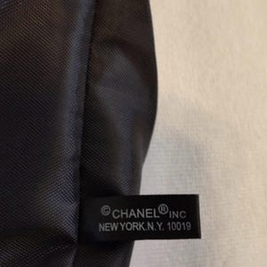 Bolso tote grande de lona Chanel GWP con correa tejida dorada imagen 4