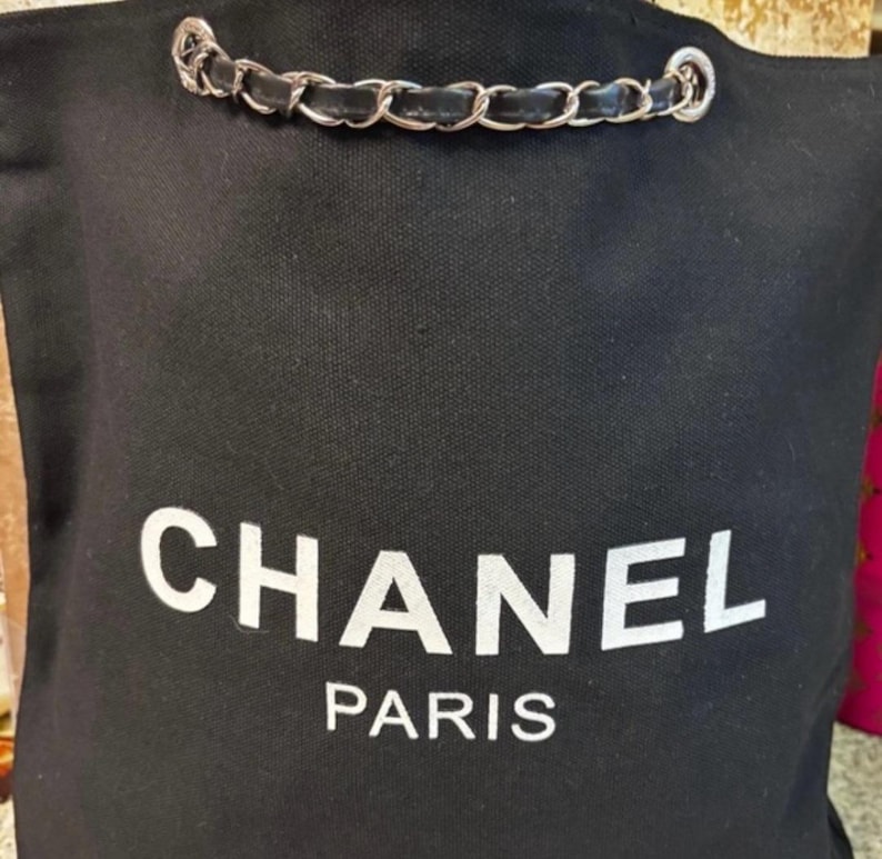 Bolso tote grande de lona Chanel GWP con correa tejida dorada imagen 10