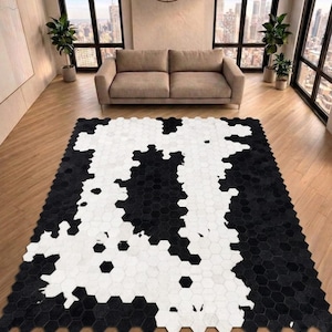 Handgefertigter Schwarz Weißer Hexagon Teppich aus Rindsleder, Patchworkteppich aus echtem Leder, Westerndekor