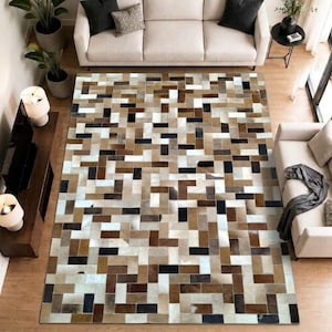 Könnte beinhalten: Ein rechteckiger Teppich mit einem geometrischen Patchwork-Muster, das aus kleinen, rechteckigen Fliesen in verschiedenen Braun-, Beige-, Weiß- und Schwarztönen besteht. Die Fliesen sind in einem sich wiederholenden, ineinandergreifenden Gittermuster angeordnet.