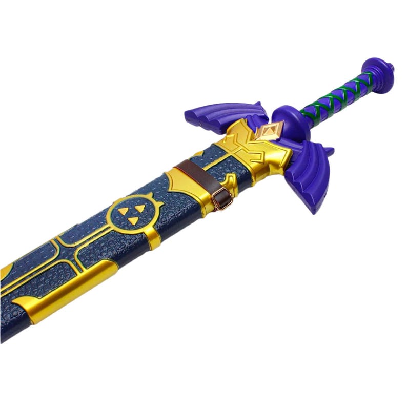 Op de afbeelding: Een witte keramische mok met een zwart handvat en de tekst "But First, Coffee" in een zwarte, handgeschreven lettertype. De mok staat op een wit oppervlak.