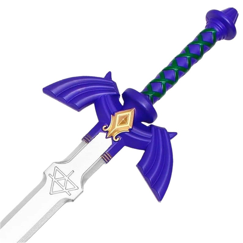 Op de afbeelding: Een paars en zilver fantasiezwaard met een gouden embleem op de pareerstang. De handgreep is gewikkeld in een groen en paars ruitpatroon. Het lemmet heeft een zilveren afwerking met een driehoek symbool.