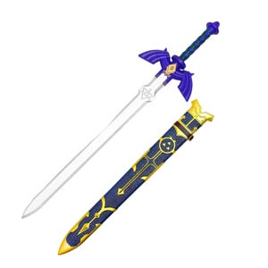 Op de afbeelding: Een fantasiezwaard met een zilveren kling, paarse pareerstang en groene greep, vergezeld van een blauwe en gouden schede. Het zwaard heeft een gestileerd ontwerp met een prominent embleem op de pareerstang en schede.