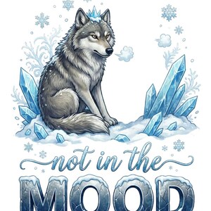 Könnte beinhalten: Digitale Illustration eines grauen Wolfs mit Eiskrone, der im Schnee mit blauen Eiskristallen und Schneeflocken sitzt. Der Text "not in the MOOD" befindet sich am unteren Rand des Bildes.