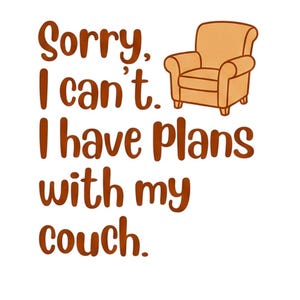 Puede incluir: Gráfico con el texto "Sorry, I can't. I have plans with my couch." en letras marrones. A la derecha del texto hay una ilustración de un sillón beige. El fondo es blanco.