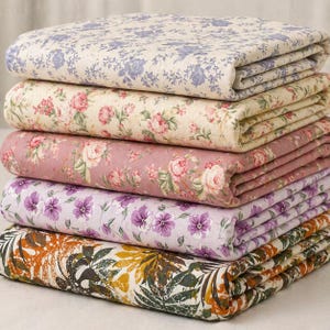 Stokke V2/V3 mini crib sheets in organic cotton, floral print design.