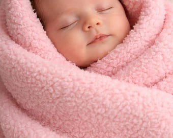 ソフトピンクのベビーブランケット｜新生児用女の子用あったかおくるみ｜快適なベビーカー用ブランケット｜モーゼスバスケットのアクセサリー｜ベビーピンクのギフトアイデア（英国）