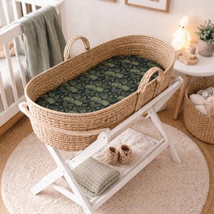 Sábana para cuna de bebé Woodland / Funda de colchón de cuna neutra / Ropa de cama de guardería verde bosque / Sábana ajustable Baby Bear