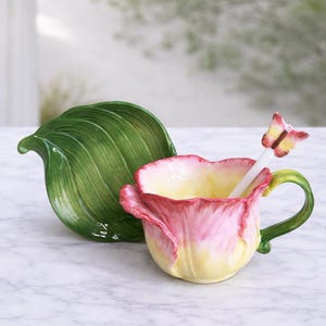 Peut inclure: Ensemble de trois mugs en céramique avec une finition mate et mouchetée. Les tasses sont de couleur crème, marron clair et marron foncé. Chaque mug a un design simple et minimaliste.