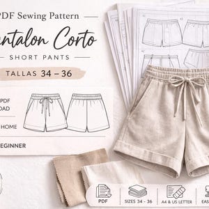 Könnte beinhalten: Eine weiße Keramik-Tasse mit schwarzem Henkel und dem Text "But First, Coffee" in fetter, schwarzer Schrift. Die Tasse steht vor einem verschwommenen Hintergrund. Die Tasse ist etwa 10 cm hoch.