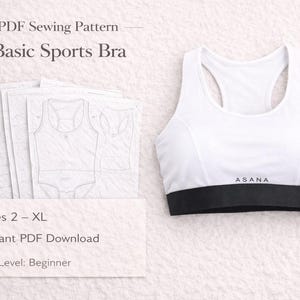 Puede incluir: Sujetador deportivo blanco con banda negra y la palabra "ASANA". La imagen también muestra un patrón de costura PDF para un sujetador deportivo básico, con tallas 2-XL y nivel principiante. El patrón incluye un diagrama del sujetador.