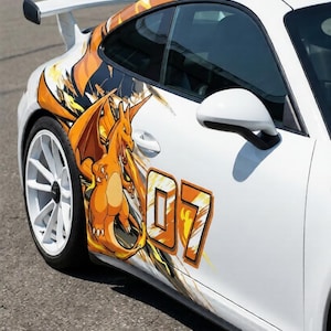 以下が含まれることがあります： 白いスポーツカー。大きなリアウイングと白いホイールが特徴。車体には、オレンジと黄色の鮮やかなドラゴンのキャラクターグラフィックと、側面に「07」の数字が描かれています。