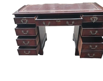 Escritorio antiguo con pedestal, fabricado en caoba flameada con tablero de cuero rojo. Envío gratuito a Reino Unido.