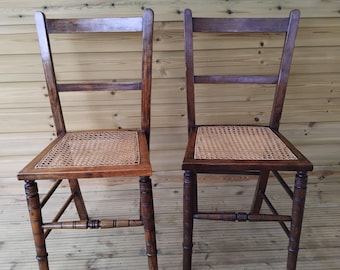 Par de cadeiras laterais antigas com assento de palhinha. Entrega grátis disponível.