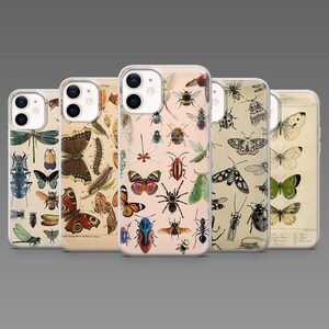 Può includere: Una collezione di cinque custodie per telefono con illustrazioni di insetti vintage. Le custodie mostrano varie farfalle, coleotteri e altri insetti colorati su uno sfondo chiaro. Le custodie sono in plastica trasparente.