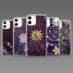 Peut inclure: Une collection de cinq coques de téléphone avec des motifs célestes. Les coques présentent des illustrations de la lune, du soleil, des étoiles et des figures mystiques sur un fond violet foncé. Chaque coque a une protection transparente.