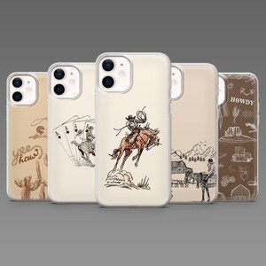 Peut inclure: Cinq coques de téléphone avec des illustrations sur le thème du western. Les motifs comprennent un cow-boy sur un cheval sauvage, des cartes à jouer, un cactus, un cow-boy avec un cheval et le mot "Howdy". Les coques sont transparentes avec des graphiques bruns et noirs.