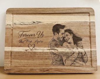 Planche à Découper Personnalisée avec Photo Gravée – Cadeau Couple Original – Planche Apéro Bois – Forever Us But First Apéro