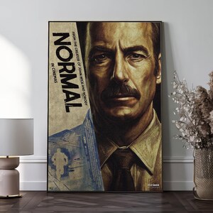 Puede incluir: Un póster enmarcado de la película "Normal" con un retrato de un hombre con bigote. El póster tiene la palabra "Normal" verticalmente a la izquierda y "From the creator of John Wick and Nobody" en la parte superior. El póster está en una paleta de colores oscuros.