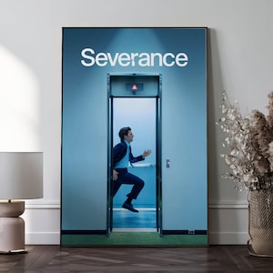 Könnte beinhalten: Gerahmtes Poster mit dem Wort "Severance" in Weiß über einem Aufzug. Eine Person im Anzug rennt aus dem Aufzug. Der Hintergrund ist hellblau.
