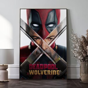 K&ouml;nnte beinhalten: Gerahmtes Poster mit Deadpool und Wolverine. Das Bild zeigt Deadpools Maske und gekreuzte Schwerter, mit Wolverines Gesicht teilweise sichtbar. Der Titel "DEADPOOL & WOLVERINE" ist in Rot und Gold dargestellt.