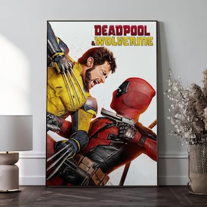 K&ouml;nnte beinhalten: Ein gerahmtes Poster mit Deadpool und Wolverine in einer dynamischen Actionpose. Das Poster zeigt die Charaktere in ihren ikonischen Kost&uuml;men, Deadpool in Rot und Wolverine in Gelb. Der Titel "DEADPOOL & WOLVERINE" ist oben zu sehen.
