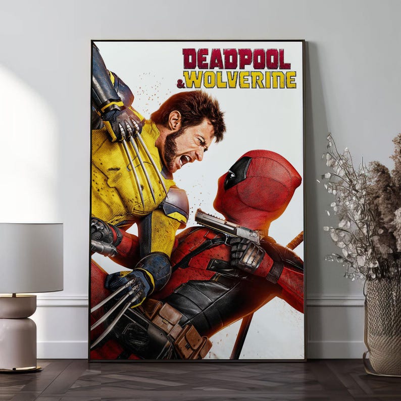 K&ouml;nnte beinhalten: Ein gerahmtes Poster mit Deadpool und Wolverine in einer dynamischen Actionpose. Das Poster zeigt die Charaktere in ihren ikonischen Kost&uuml;men, Deadpool in Rot und Wolverine in Gelb. Der Titel "DEADPOOL & WOLVERINE" ist oben zu sehen.