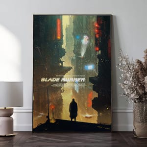 Può includere: Un poster incorniciato del film "Blade Runner". L'opera raffigura una città futuristica con luci al neon e una figura solitaria. Il poster ha una tavolozza di colori scura e suggestiva, con il titolo del film in evidenza.