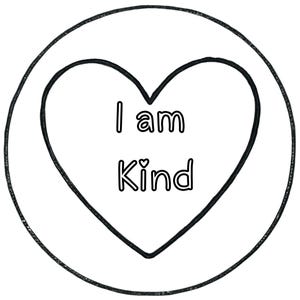 Könnte beinhalten: Schwarz-weiße Grafik mit einem Herz und dem Text „I am Kind“. Das Herz befindet sich in einem schwarzen Kreis. Das Design ist einfach und auffällig.