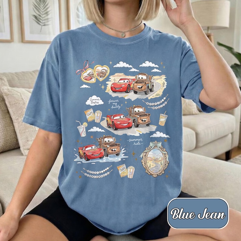 Puede incluir: Camiseta azul vaquero con un gr&aacute;fico de los personajes de la pel&iacute;cula Cars. El dise&ntilde;o incluye a Rayo McQueen y Mate, junto con las frases "Summer Besties", "Forever my buddy" y "Summer Ride".