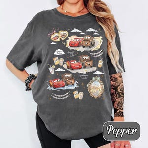 Puede incluir: Camiseta gris oscuro con un gr&aacute;fico de los personajes de Cars, Rayo McQueen y Mate. El dise&ntilde;o incluye el texto "Summer Sailing" y "Forever my buddy". La camiseta tiene un corte holgado.