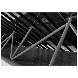 Ständigt minskande trianglar - Minimalistiskt svartvitt arkitekturfotografi (A3-utskrift)