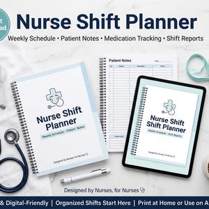 以下が含まれることがあります： Nurse Shift Plannerのリングノートと、同じ表紙を表示したデジタルタブレット。聴診器、ペン立て、白いペン、ネックストラップ、2つの小さな多肉植物が含まれています。プランナーには医療用十字のアイコンが描かれています。