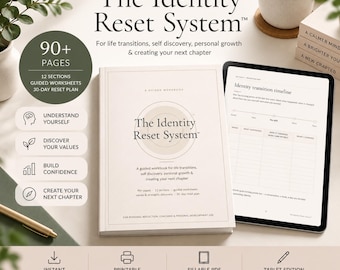 Könnte beinhalten: Das geführte Arbeitsbuch The Identity Reset System mit über 90 Seiten, 12 Abschnitten und einem 30-Tage-Reset-Plan. Der Einband ist cremefarben mit schwarzem Text. Ein Tablet zeigt ein Arbeitsblatt neben dem physischen Buch.