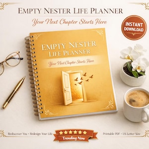Puede incluir: Un planificador encuadernado en espiral con el título "EMPTY NESTER LIFE PLANNER" y el texto "Your Next Chapter Starts Here." La portada presenta una ilustración de una puerta abierta con pájaros. También se ven un bolígrafo, gafas, café y flores.