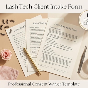 Könnte beinhalten: Ein Set beigefarbener Lash Tech Client Intake Formulare mit schwarzem Text, inklusive Abschnitten für Kundeninformationen, medizinische Vorgeschichte und Einverständniserklärungen. Ein goldener Stift, eine Pinzette, eine Rose und Wimpern.