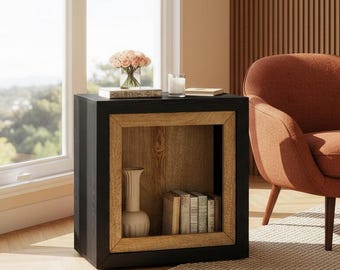 Mesa auxiliar industrial de madera con forma de cubo, estante de almacenamiento con acabado de roble y mesita de noche con estructura de metal.